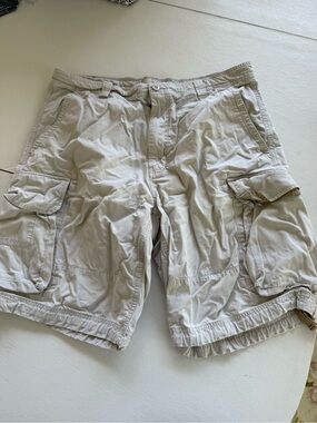 GAP Khakis Men's Casual Beige Cargo Shorts - Lightweight Summer Staple